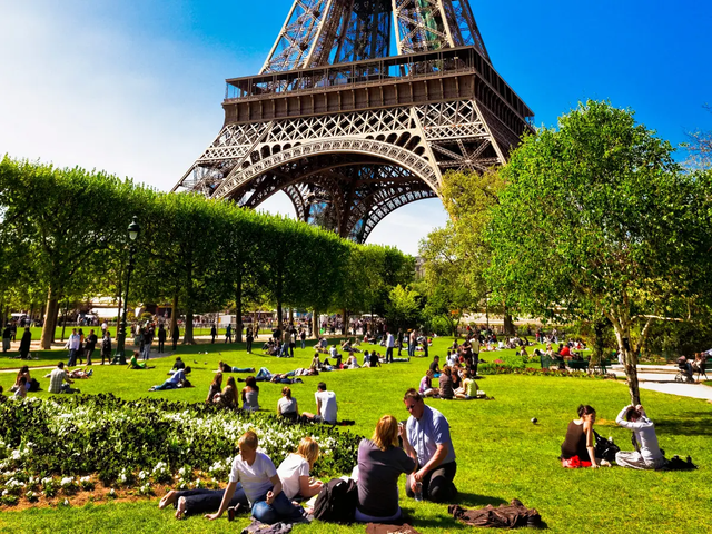Cứ mong đến Paris xem tháp Eiffel, cô gái nhận ra không bao giờ nên tin ảnh sống ảo - Ảnh 3.