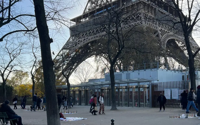 Cứ mong đến Paris xem tháp Eiffel, cô gái nhận ra không bao giờ nên tin ảnh sống ảo