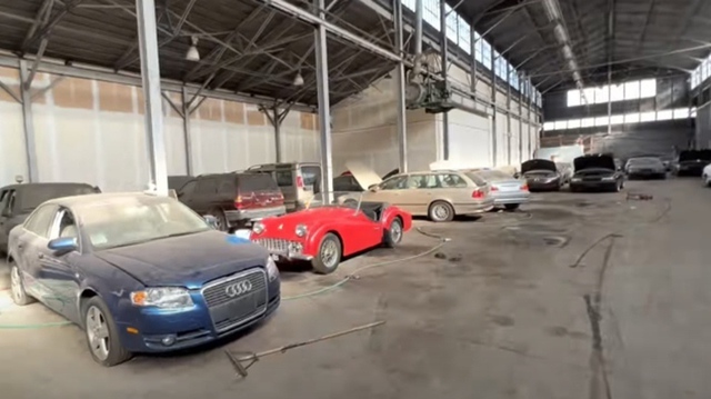 Phát hiện nhà kho bỏ hoang chứa siêu xe Rolls-Royces, BMW - Ảnh 4.