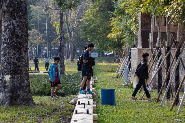  Cảnh nhộn nhịp cuối tuần sau khi hàng rào công viên Thống Nhất được gỡ bỏ: Người dân phấn khởi  - Ảnh 1.