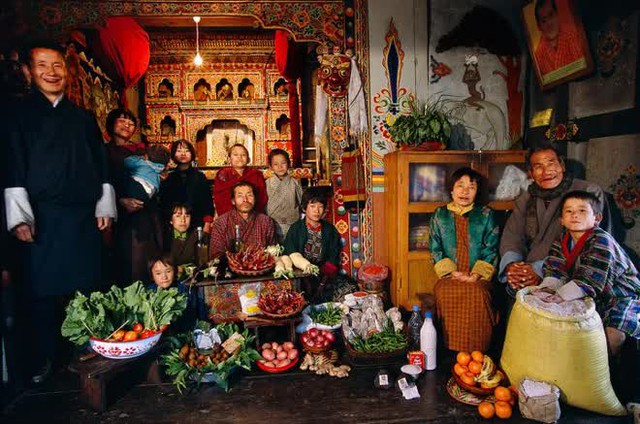 Băng qua hàng chục quốc gia, cặp đôi nhiếp ảnh gia ghi lại bộ ảnh độc đáo về bữa ăn của các gia đình trên khắp thế giới - Ảnh 14.