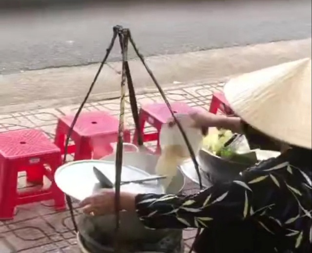 Người bán hàng rong đổ thức ăn thừa vào nồi nước lèo ở Nha Trang tiếp tục bị phạt - Ảnh 2.