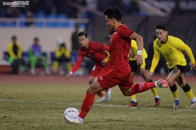 Đè bẹp Malaysia, tuyển Việt Nam chiếm ngôi đầu bảng AFF Cup 2022 - Ảnh 3.