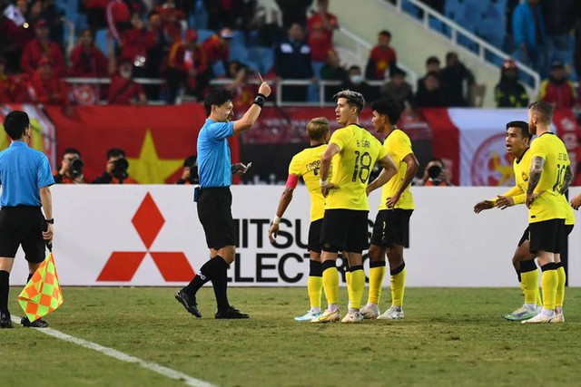 Đánh nguội Văn Hậu ngoài sân, Malaysia vẫn bị thổi 11m, trọng tài FIFA nói gì? - Ảnh 2.