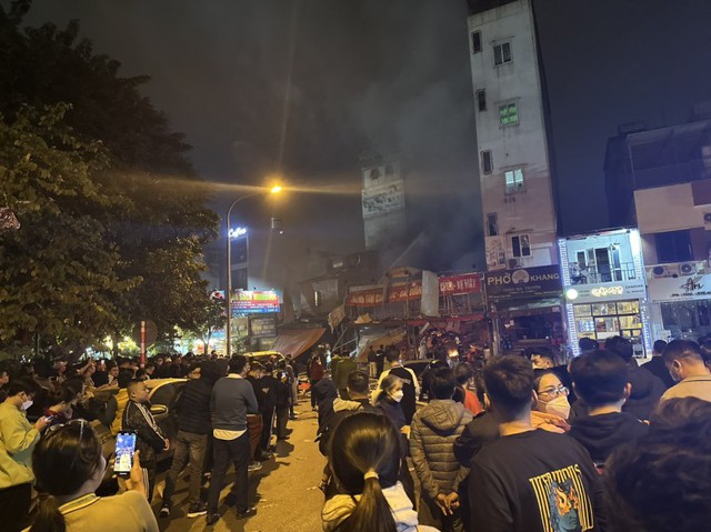 Cháy lớn tại cửa hàng sửa xe phố Hoàng Công Chất- Hà Nội - Ảnh 5.