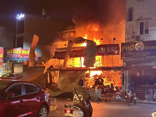 Cháy lớn tại cửa hàng sửa xe phố Hoàng Công Chất- Hà Nội - Ảnh 1.