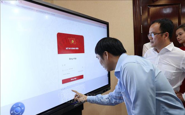 Đảng viên tỉnh Bình Phước trải nghiệm "Sổ tay đảng viên điện tử".