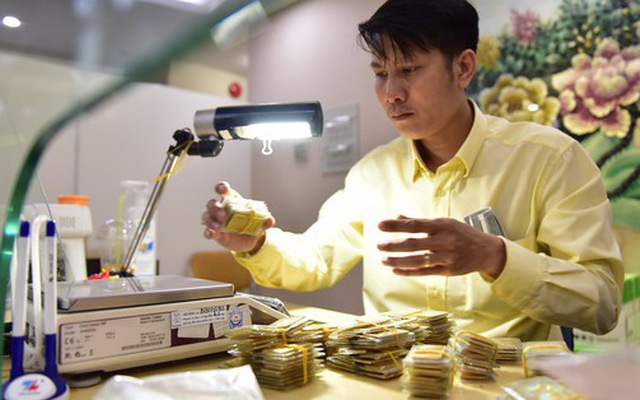 Việt Nam đã nhập khẩu hơn 1.000 tấn vàng, bao gồm cả vàng nguyên liệu, vàng ký, vàng hạt trong 21 năm, từ năm 1991-2012 - Ảnh: NGỌC PHƯỢNG