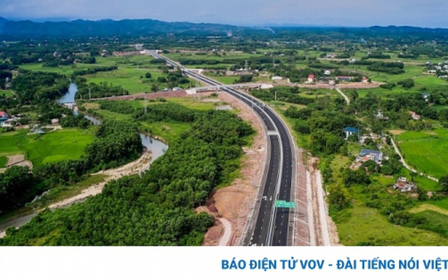 Quảng Ninh hiện có 176/1.046 km đường cao tốc, chiếm gần 17% độ dài đường cao tốc của cả nước, cùng với hệ thống sân bay quốc tế, cảng biển...