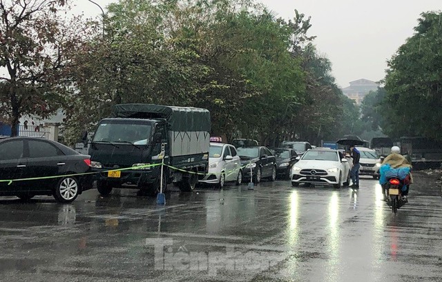 Người dân xếp hàng dưới mưa chờ đăng kiểm ô tô tại Hà Nội - Ảnh 10.
