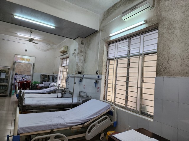 Đà Nẵng: Trung tâm y tế xuống cấp, nước chảy trên đầu bệnh nhân và bác sĩ - Ảnh 19.