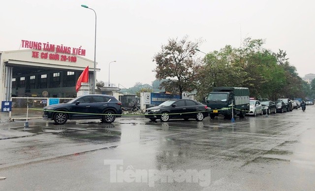 Người dân xếp hàng dưới mưa chờ đăng kiểm ô tô tại Hà Nội - Ảnh 1.