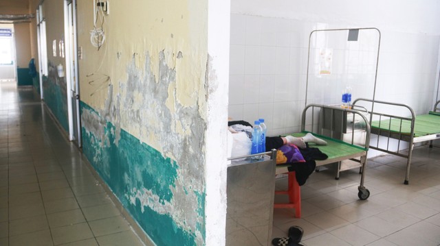 Đà Nẵng: Trung tâm y tế xuống cấp, nước chảy trên đầu bệnh nhân và bác sĩ - Ảnh 10.