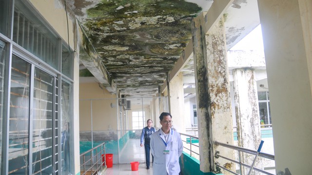 Đà Nẵng: Trung tâm y tế xuống cấp, nước chảy trên đầu bệnh nhân và bác sĩ - Ảnh 9.