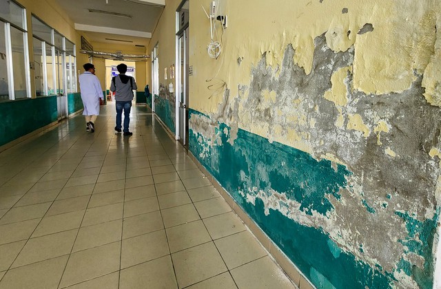 Đà Nẵng: Trung tâm y tế xuống cấp, nước chảy trên đầu bệnh nhân và bác sĩ - Ảnh 7.