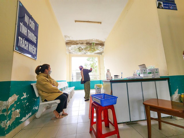 Đà Nẵng: Trung tâm y tế xuống cấp, nước chảy trên đầu bệnh nhân và bác sĩ - Ảnh 6.