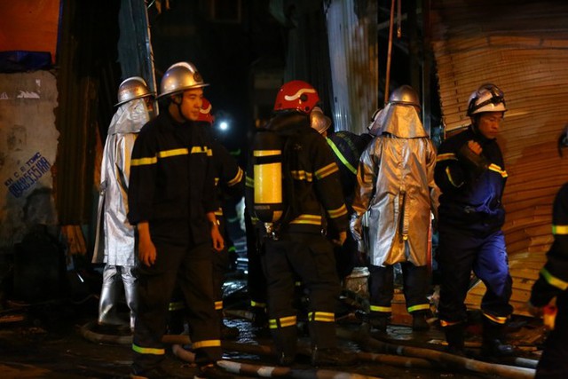 Phát hiện nhiều mảnh giấy hồng nghi xác pháo tại hiện trường vụ cháy lớn ở Hà Nội - Ảnh 10.