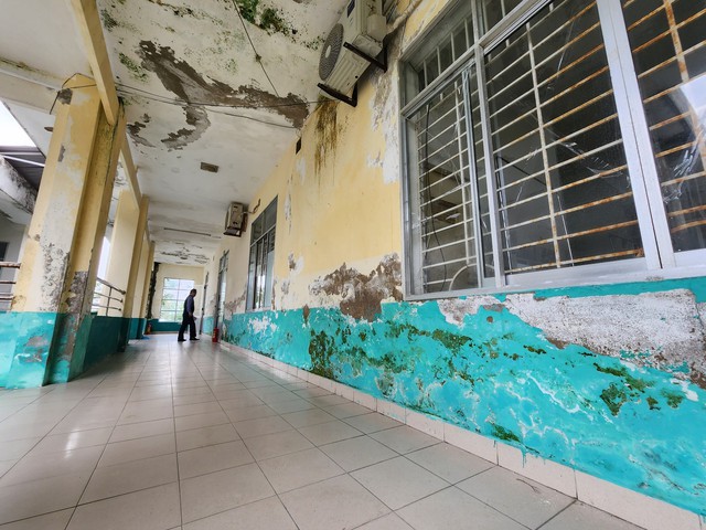 Đà Nẵng: Trung tâm y tế xuống cấp, nước chảy trên đầu bệnh nhân và bác sĩ - Ảnh 18.