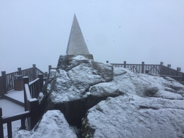 Mưa tuyết xuất hiện trên đỉnh Fansipan - Ảnh 1.