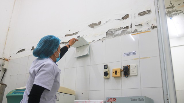 Đà Nẵng: Trung tâm y tế xuống cấp, nước chảy trên đầu bệnh nhân và bác sĩ - Ảnh 15.