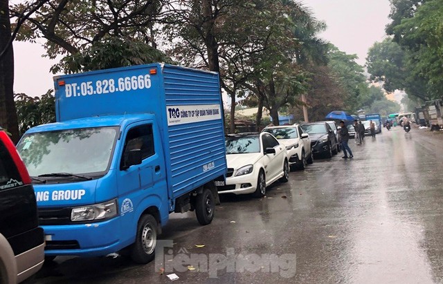 Người dân xếp hàng dưới mưa chờ đăng kiểm ô tô tại Hà Nội - Ảnh 3.
