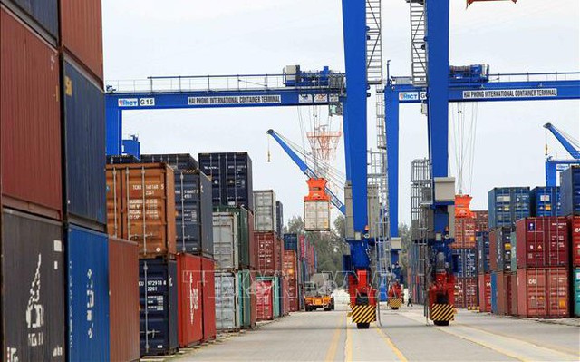 Hoạt động bốc xếp hàng nhập khẩu tại cảng biển Hải Phòng. Ảnh tư liệu: An Đăng/TTXVN