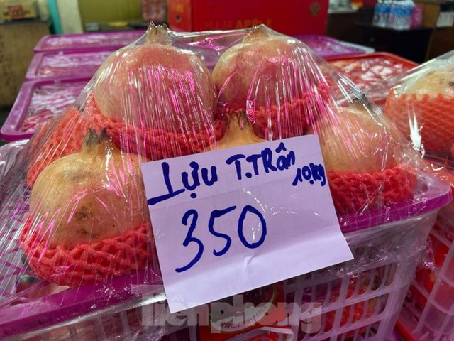 Trái cây Trung Quốc ‘đội lốt’ Thái Lan tràn ngập chợ TPHCM - Ảnh 2.