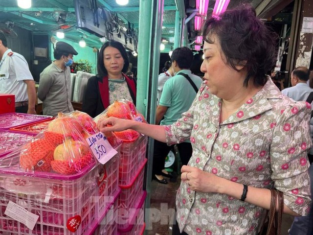 Trái cây Trung Quốc ‘đội lốt’ Thái Lan tràn ngập chợ TPHCM - Ảnh 1.