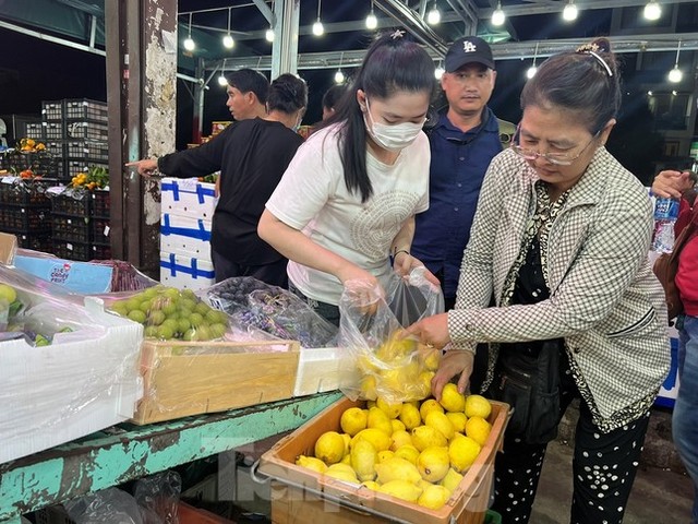 Trái cây Trung Quốc ‘đội lốt’ Thái Lan tràn ngập chợ TPHCM - Ảnh 12.