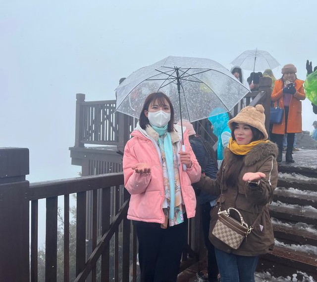 Tuyết tiếp tục rơi dày trên đỉnh Fansipan trong sáng nay, du khách rần rần thích thú khi được tận mắt chứng kiến - Ảnh 4.