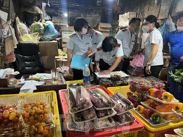 Trái cây Trung Quốc ‘đội lốt’ Thái Lan tràn ngập chợ TPHCM - Ảnh 11.