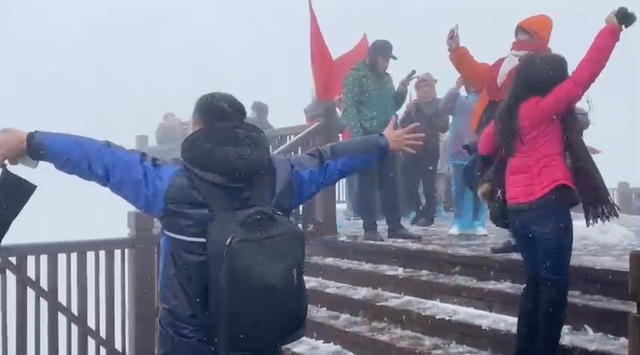Tuyết tiếp tục rơi dày trên đỉnh Fansipan trong sáng nay, du khách rần rần thích thú khi được tận mắt chứng kiến - Ảnh 3.