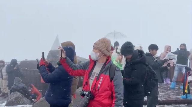 Tuyết tiếp tục rơi dày trên đỉnh Fansipan trong sáng nay, du khách rần rần thích thú khi được tận mắt chứng kiến - Ảnh 2.