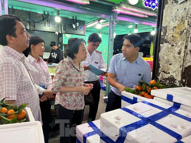 Trái cây Trung Quốc ‘đội lốt’ Thái Lan tràn ngập chợ TPHCM - Ảnh 9.