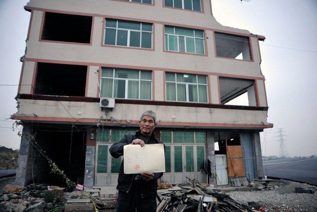 Ngôi nhà 5 tầng nằm chắn giữa đường ở Trung Quốc: Sau 4 năm thuyết phục mới chịu di dời, nguyên nhân đằng sau khiến nhiều người ngao ngán - Ảnh 2.