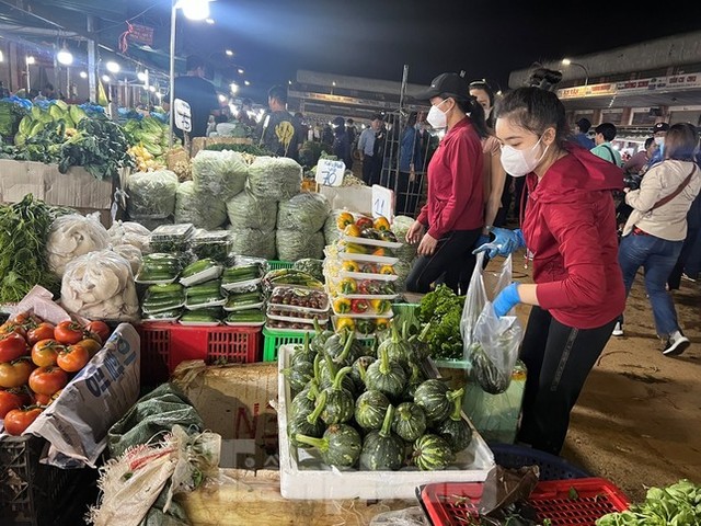 Trái cây Trung Quốc ‘đội lốt’ Thái Lan tràn ngập chợ TPHCM - Ảnh 8.