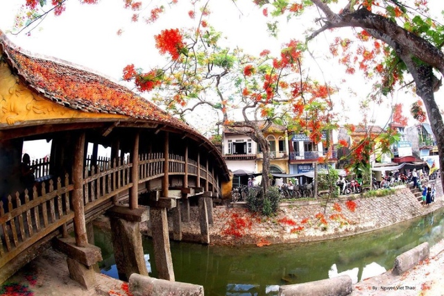 Chiêm ngưỡng cây cầu ngói 500 năm tuổi cổ xưa và đẹp bậc nhất Việt Nam - Ảnh 2.