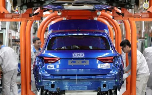 Công nhân đang lắp ráp chiếc ô tô Audi Q3 tại nhà máy của FAW-Volkswagen ở Thiên Tân, Trung Quốc. Ảnh: Reuters.