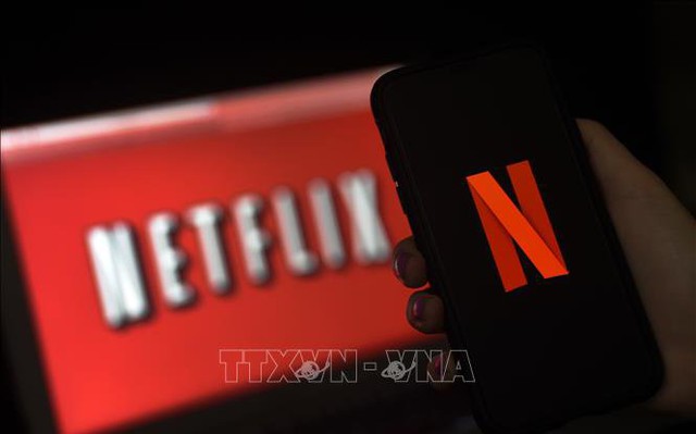 Biểu tượng Netflix trên màn hình máy tính và điện thoại. Ảnh minh họa: AFP/TTXVN