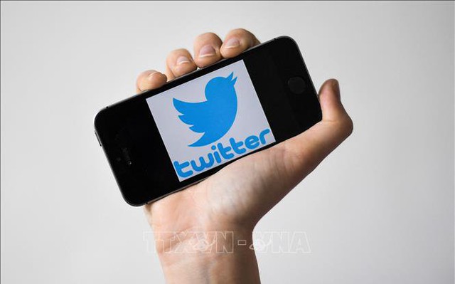 Biểu tượng Twitter trên màn hình điện thoại. Ảnh: AFP/TTXVN