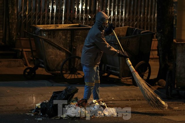 Lao động đường phố nhọc nhằn mưu sinh trong đêm rét sâu đầu đông ở Hà Nội - Ảnh 6.