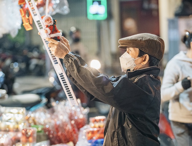 Giới trẻ Hà Nội nô nức check-in đón không khí Noel sớm trên phố Hàng Mã - Ảnh 16.