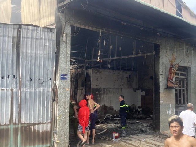 CLIP: Khói lửa ngùn ngụt kèm tiếng nổ lớn trong xưởng ở Đồng Nai - Ảnh 4.