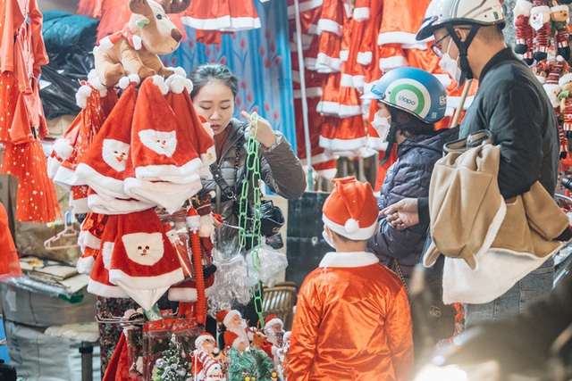 Giới trẻ Hà Nội nô nức check-in đón không khí Noel sớm trên phố Hàng Mã - Ảnh 30.