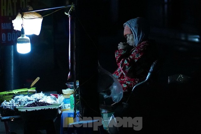 Lao động đường phố nhọc nhằn mưu sinh trong đêm rét sâu đầu đông ở Hà Nội - Ảnh 11.