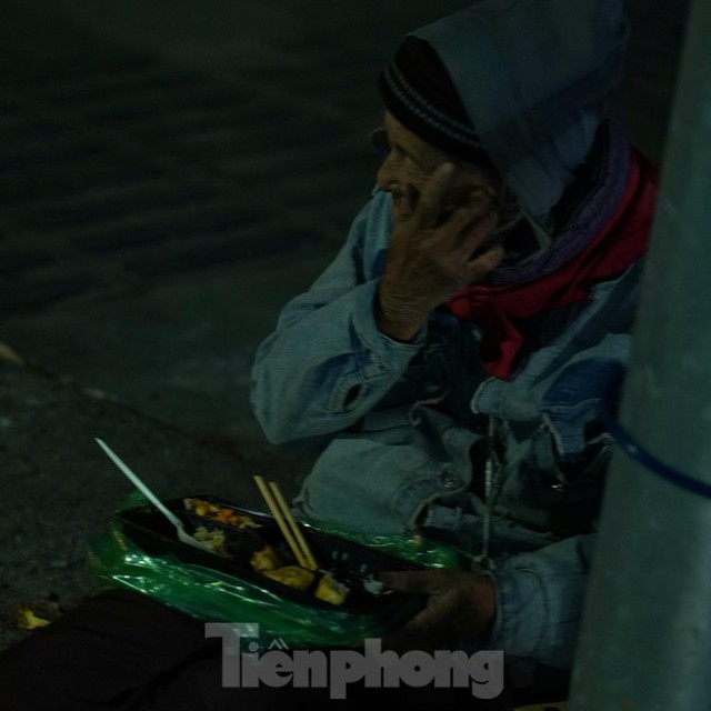 Lao động đường phố nhọc nhằn mưu sinh trong đêm rét sâu đầu đông ở Hà Nội - Ảnh 10.