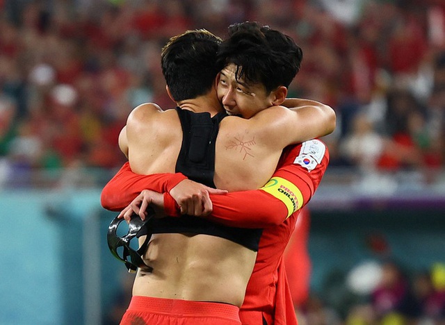  Những giọt nước mắt trái chiều của Suarez và Son Heung Min  - Ảnh 10.