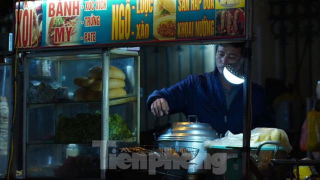 Lao động đường phố nhọc nhằn mưu sinh trong đêm rét sâu đầu đông ở Hà Nội - Ảnh 8.