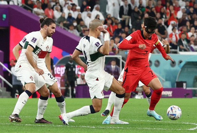  Những giọt nước mắt trái chiều của Suarez và Son Heung Min  - Ảnh 8.