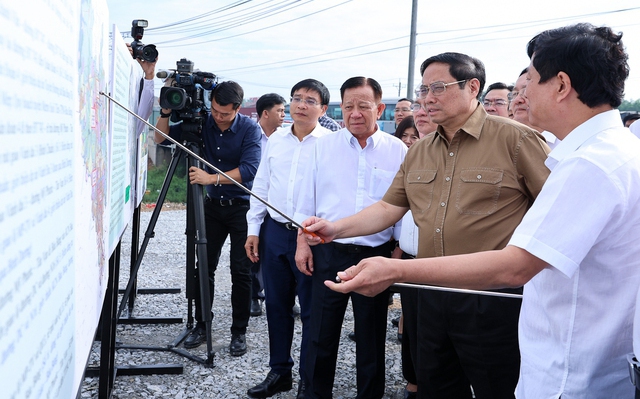 Thủ tướng nghe báo cáo tuyến đường cao tốc TPHCM-Thủ Dầu Một-Chơn Thành - Ảnh: VGP/Nhật Bắc